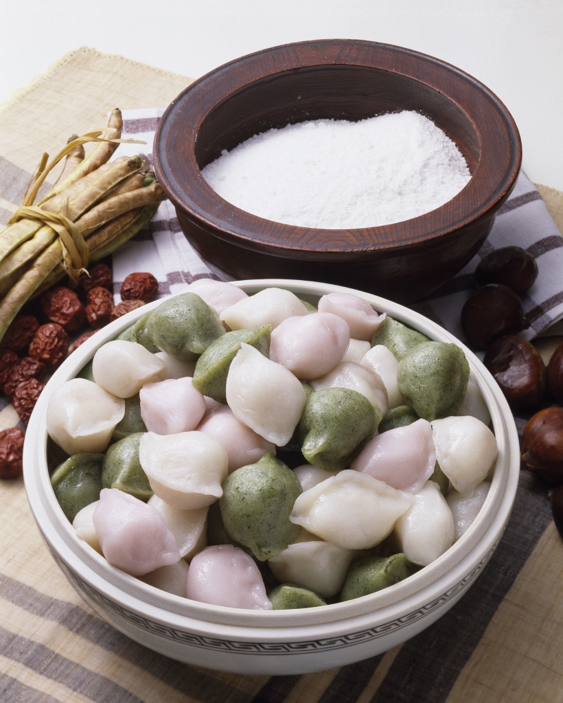 Sweet Harvest Delights: Crafting Songpyeon, Korea's Festive Rice Cakes